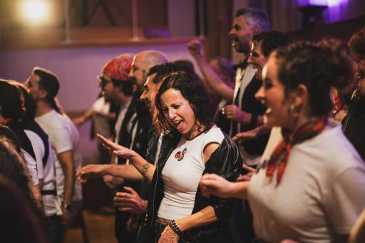 La comunitat de Rock n' Choirs actuant en directe